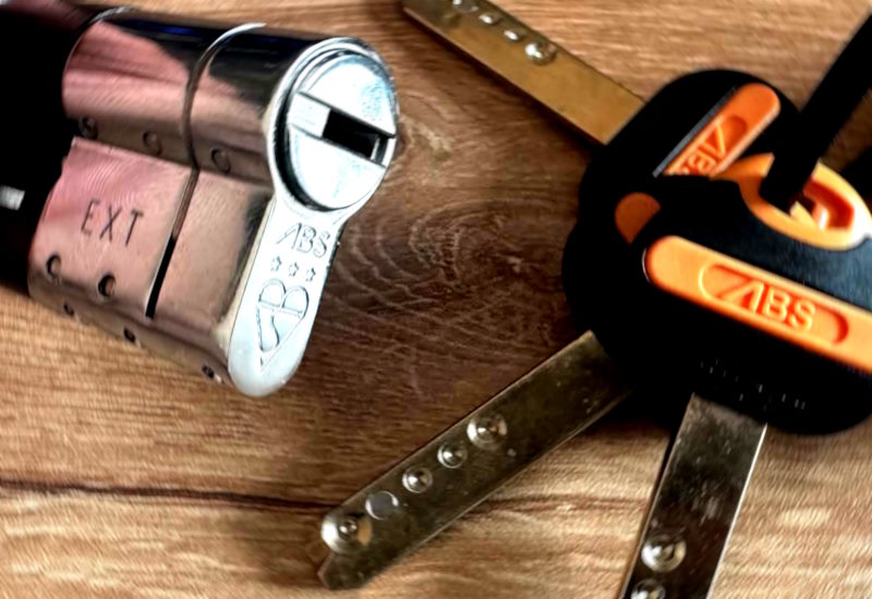 High-security door lock and keys